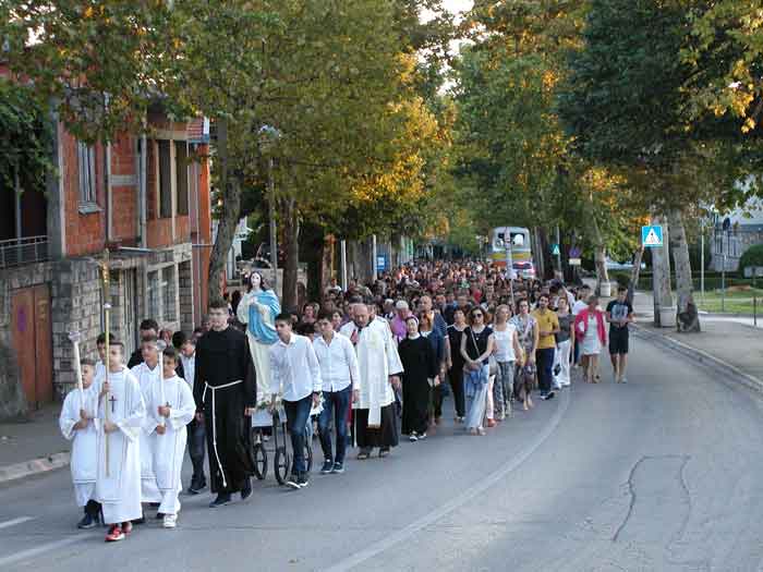 FOTO: Na uočnicu Velikoj Gospi u Čitluku održana tradicionalna procesija župljana s Gospinim kipom