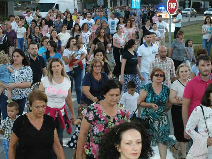 FOTO: Na uočnicu Velikoj Gospi u Čitluku održana tradicionalna procesija župljana s Gospinim kipom