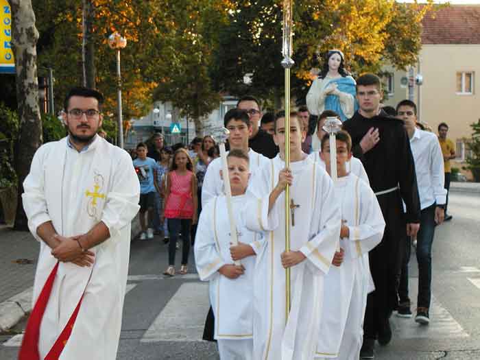 FOTO: Na uočnicu Velikoj Gospi u Čitluku održana tradicionalna procesija župljana s Gospinim kipom