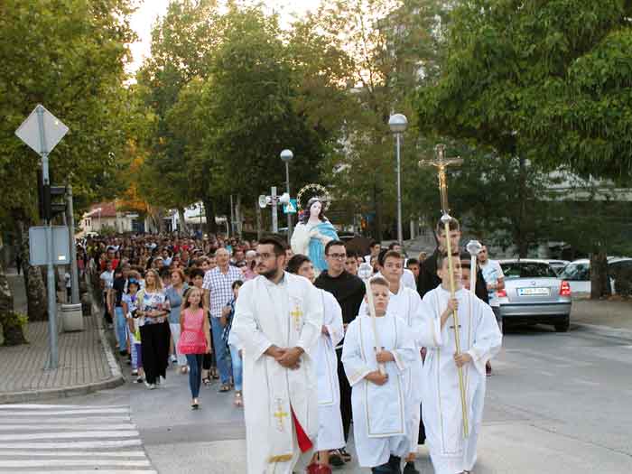 FOTO: Na uočnicu Velikoj Gospi u Čitluku održana tradicionalna procesija župljana s Gospinim kipom