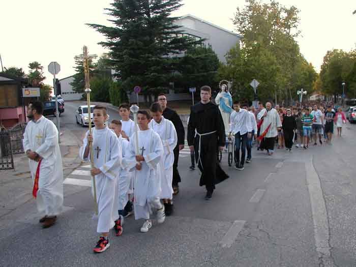 FOTO: Na uočnicu Velikoj Gospi u Čitluku održana tradicionalna procesija župljana s Gospinim kipom