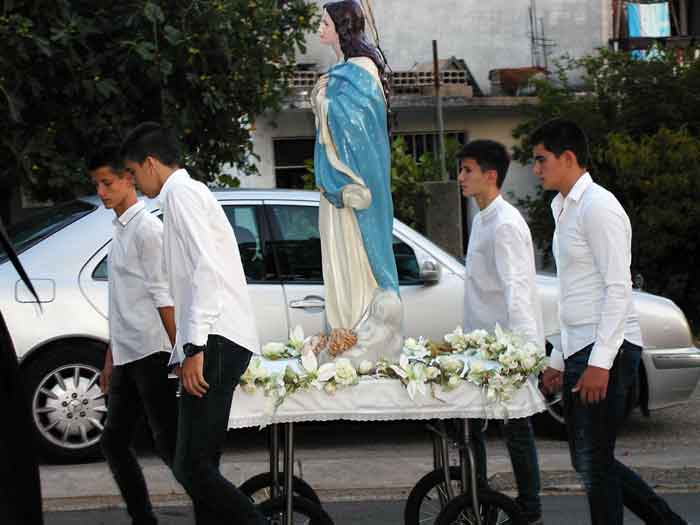 FOTO: Na uočnicu Velikoj Gospi u Čitluku održana tradicionalna procesija župljana s Gospinim kipom