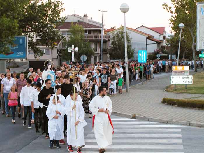 FOTO: Na uočnicu Velikoj Gospi u Čitluku održana tradicionalna procesija župljana s Gospinim kipom