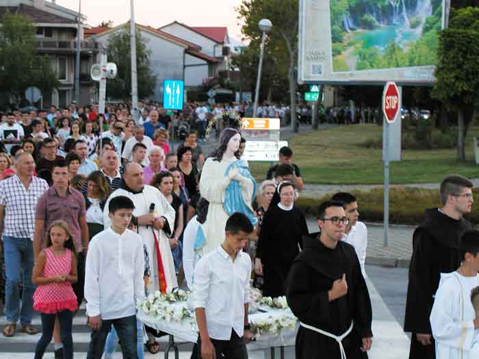 FOTO: Na uočnicu Velikoj Gospi u Čitluku održana tradicionalna procesija župljana s Gospinim kipom