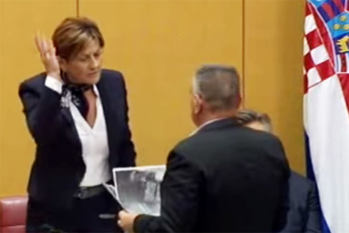 VIDEO Potpredsjednica Vlade RH Martina Dalić skoro ošamarila zastupnika Miru Bulja