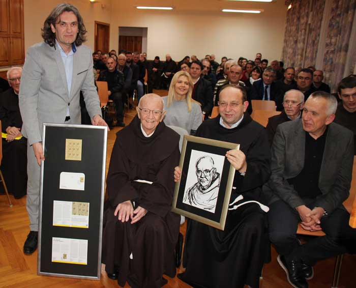 Fra Baziliju Pandžiću uručena marka s njegovim likom
