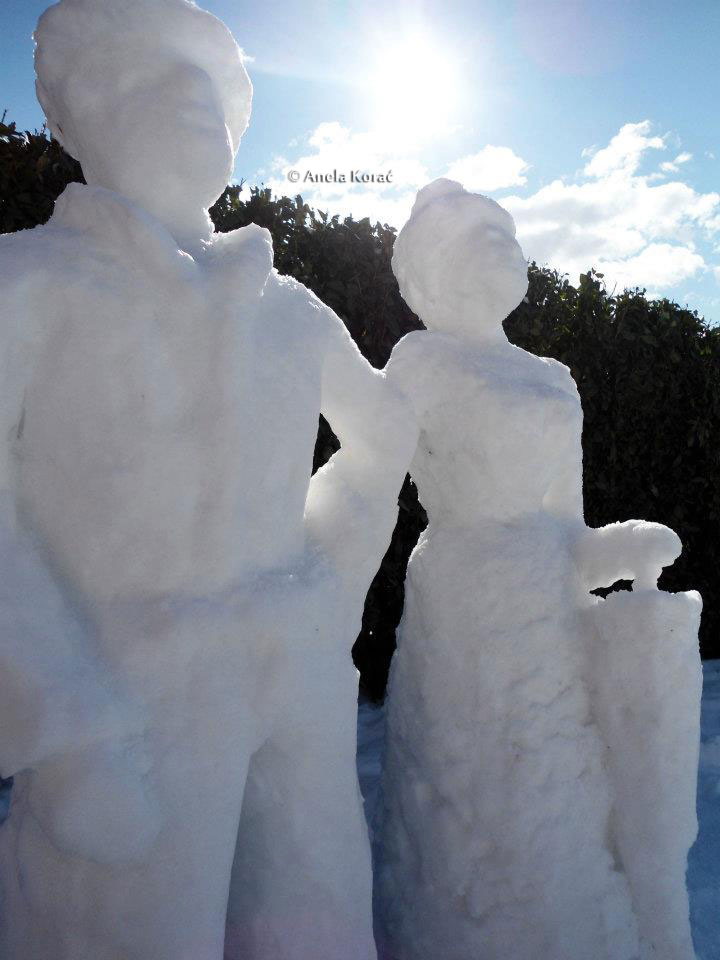 PRISJETIMO SE Skulpture od snijega i leda akademske slikarice Anele Korać