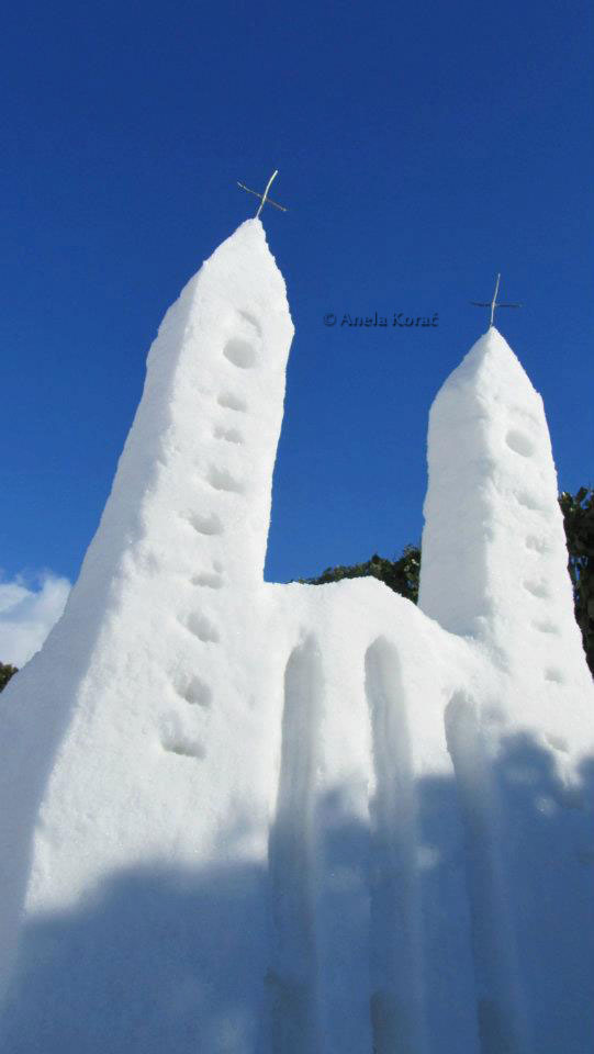 PRISJETIMO SE Skulpture od snijega i leda akademske slikarice Anele Korać