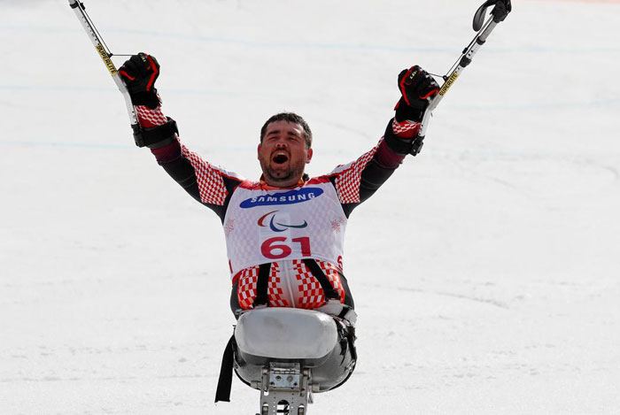 U nesreći 2003. godine ostao bez majke i dva brata, izgubio je obje noge, a danas je osvojio olimpijsko zlato u slalomu