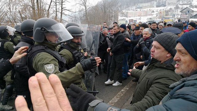VIDEO Nova blokada: Sukob specijalne policije i prosvjednika kod Doboja