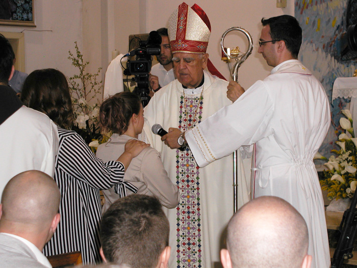 FOTO: Mostarski biskup dr. Ratko Perić krizmao 75  mladića i djevojaka iz župe Čitluk