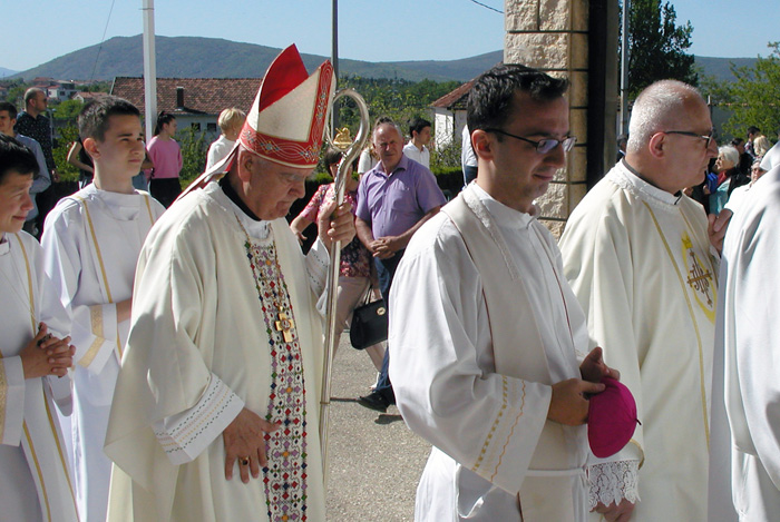 FOTO: Mostarski biskup dr. Ratko Perić krizmao 75  mladića i djevojaka iz župe Čitluk