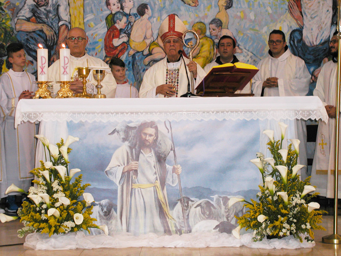 FOTO: Mostarski biskup dr. Ratko Perić krizmao 75  mladića i djevojaka iz župe Čitluk