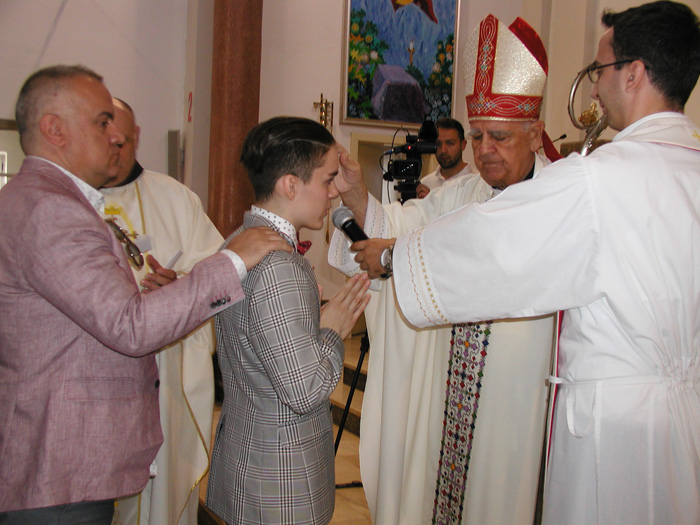 FOTO: Mostarski biskup dr. Ratko Perić krizmao 75  mladića i djevojaka iz župe Čitluk