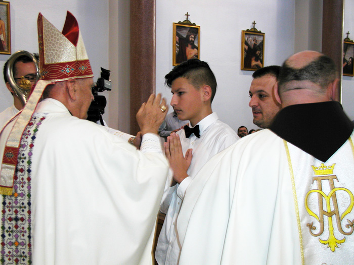 FOTO: Mostarski biskup dr. Ratko Perić krizmao 75  mladića i djevojaka iz župe Čitluk