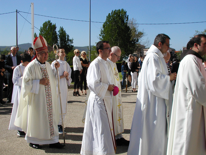 FOTO: Mostarski biskup dr. Ratko Perić krizmao 75  mladića i djevojaka iz župe Čitluk