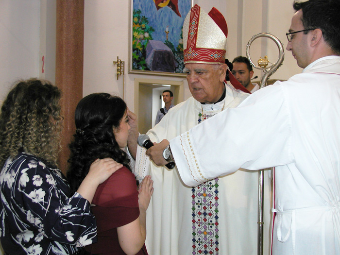 FOTO: Mostarski biskup dr. Ratko Perić krizmao 75  mladića i djevojaka iz župe Čitluk