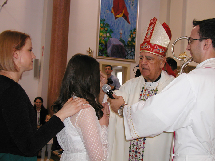 FOTO: Mostarski biskup dr. Ratko Perić krizmao 75  mladića i djevojaka iz župe Čitluk