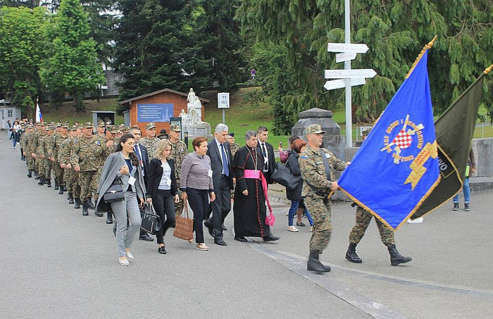 Čović i Pedneš s vojnicima na hodočašću u Lourdesu