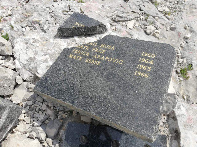 Polomljen i devastiran spomenik braniteljima na Merdžan glavi