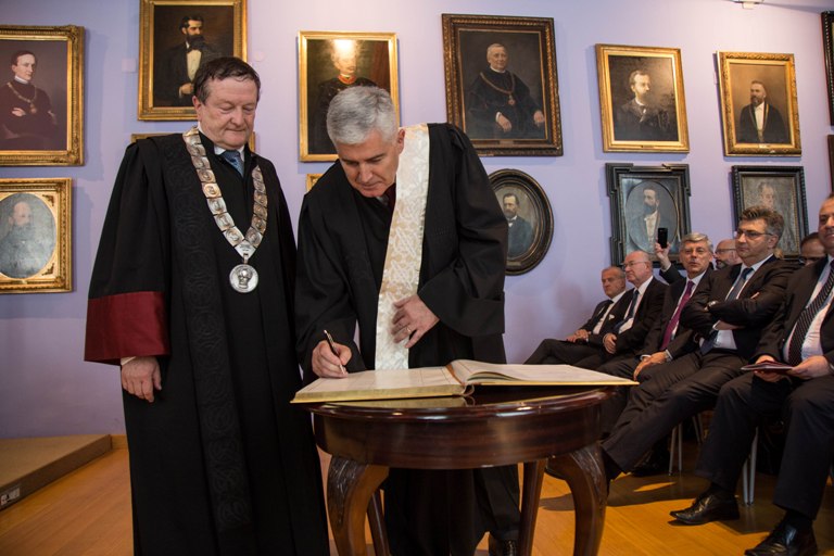 Sveučilište u Zagrebu dodijelilo počasni doktorat hrvatskom članu Predsjedništva BiH akademiku Draganu Čoviću