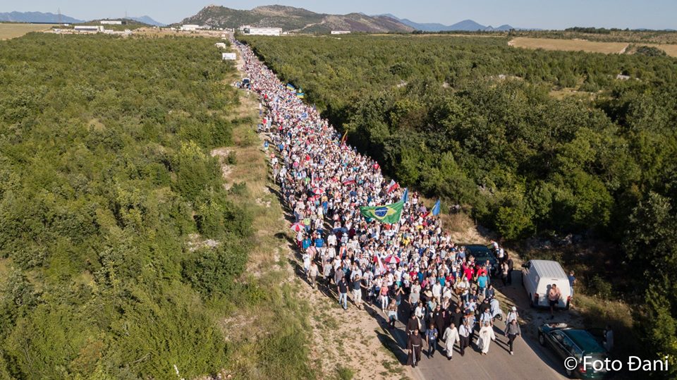 FOTO: Tisuće hodočasnika na Hodnji mira od Humca do Međugorja