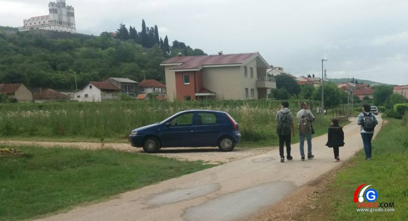 Migranti u Grudama tražili put do granice