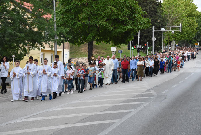 Mnoštvo vjernika sudjelovalo u Tijelovskoj procesiji u Čitluku