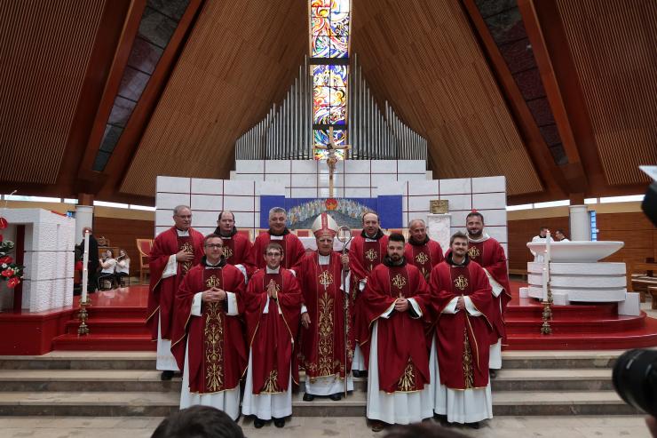 Biskup Perić zaredio četiri svećenika