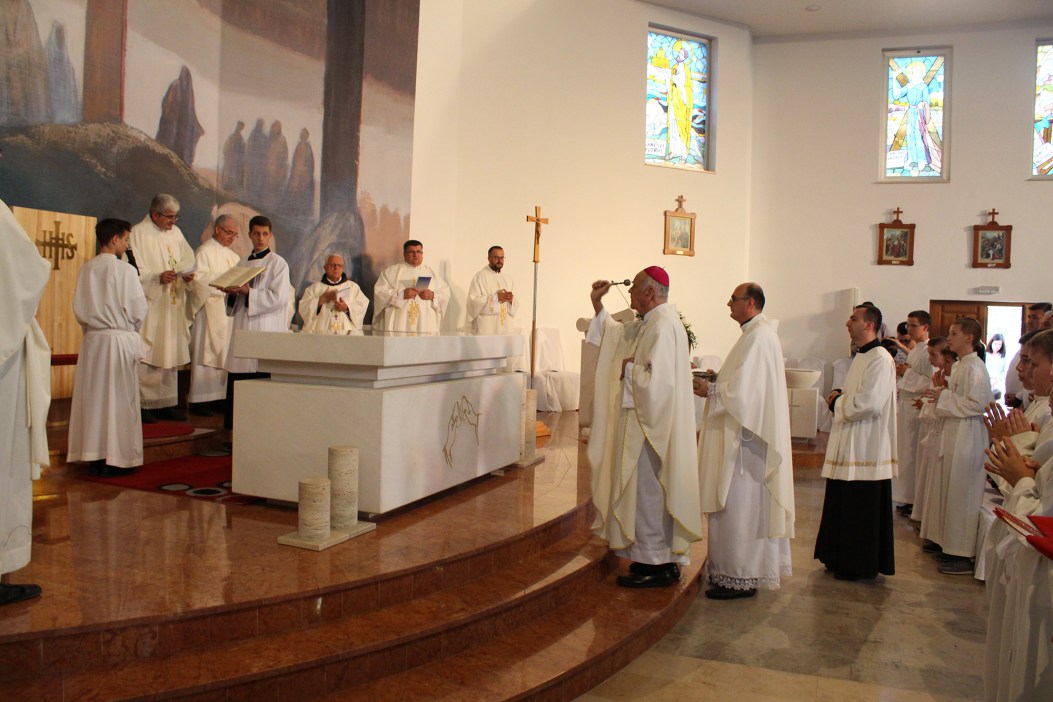 FOTO: Posvećena crkva Presvetomu Tijelu i Krvi Kristovoj na Buni