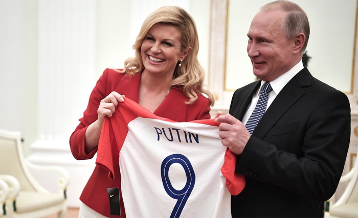 VIDEO Putin predsjednici Grabar-Kitarović poklonio buket, ona njemu dres Vatrenih