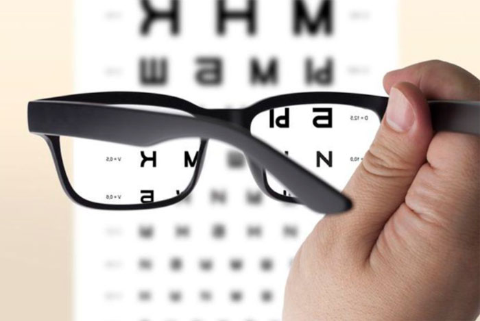 Kratkovidnost je nasljedna, a potiče je i ‘buljenje’ u mobitel