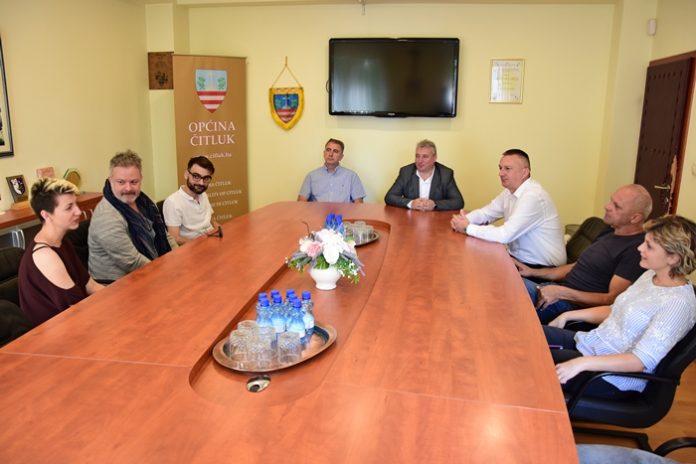 Načelnik Radišić ugostio predstavnike tri nacionalna folklorna ansambla