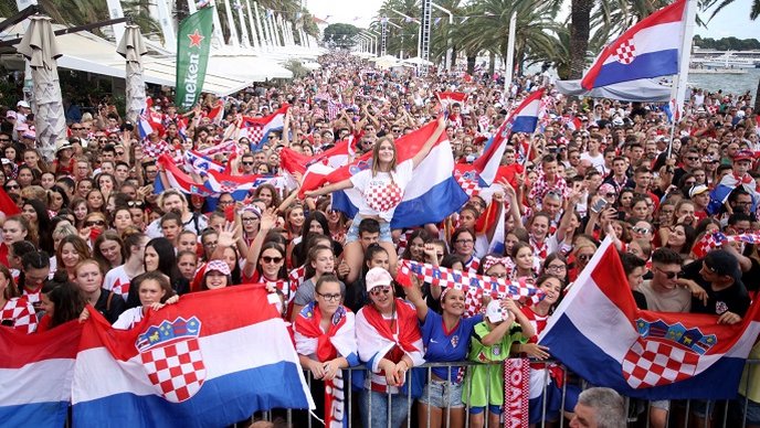 VIDEO | Vatreni gliserom stigli u Split: Na Rivi ih dočekalo više od 50 tisuća ljudi