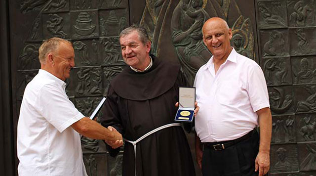 Fra Ivanu Ševi uručena plaketa Hrvatskog generalskog zbora
