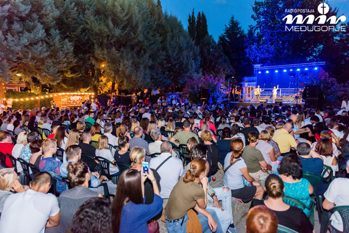 FOTO U prekrasnoj atmosferi u Međugorju održan molitveni koncert pod nazivom “Isus te zove”