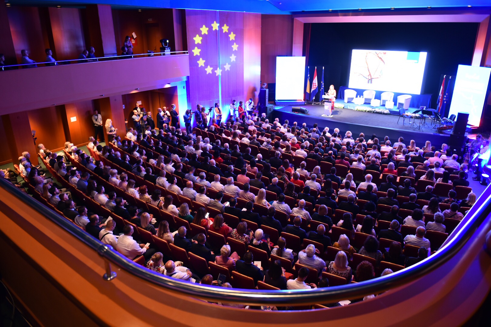 Kosača puna do posljednjeg mjesta: Predstavljena Čovićeva knjiga “Iznad crte – moja vizija europske Bosne i Hercegovine”