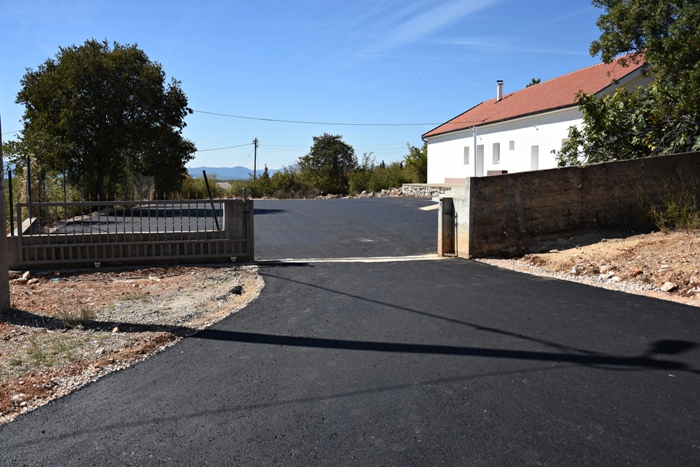 Asfaltirano školsko igralište u Služnju