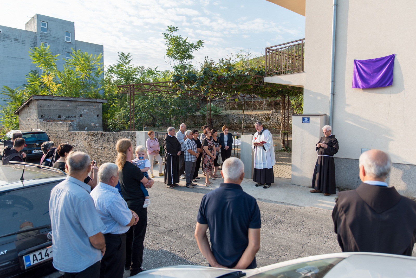 Fra Ivan Ševo blagoslovio i otkrio spomenploču na rodnoj kući fra Joze Vasilja