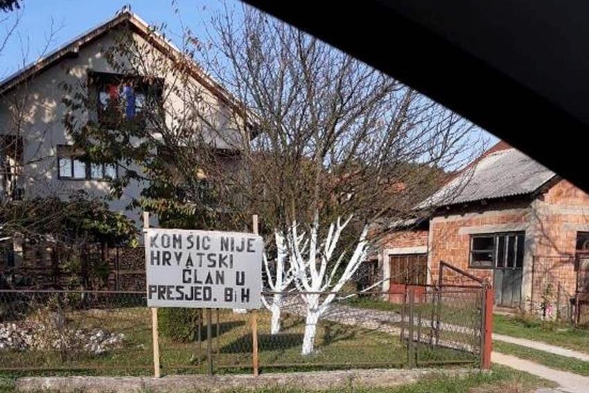 FOTO: Komšića se u Središnjoj Bosni odriču i natpisima ispred kuća