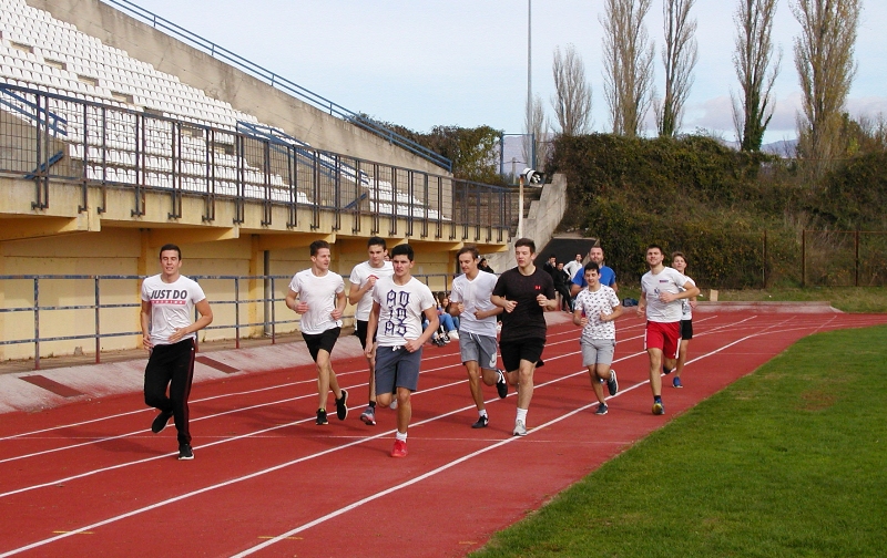 U sklopu Dana škole održana športska natjecanja učenika u odbojci, malom nogometu i krosu