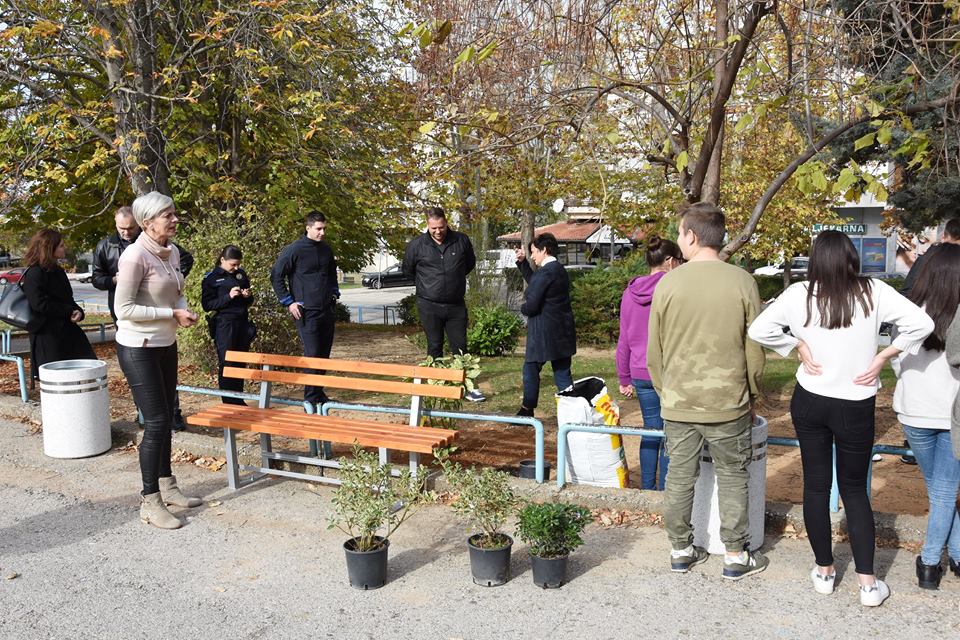 U dvorištu OŠ fra Didaka Buntića postavljene nove klupe