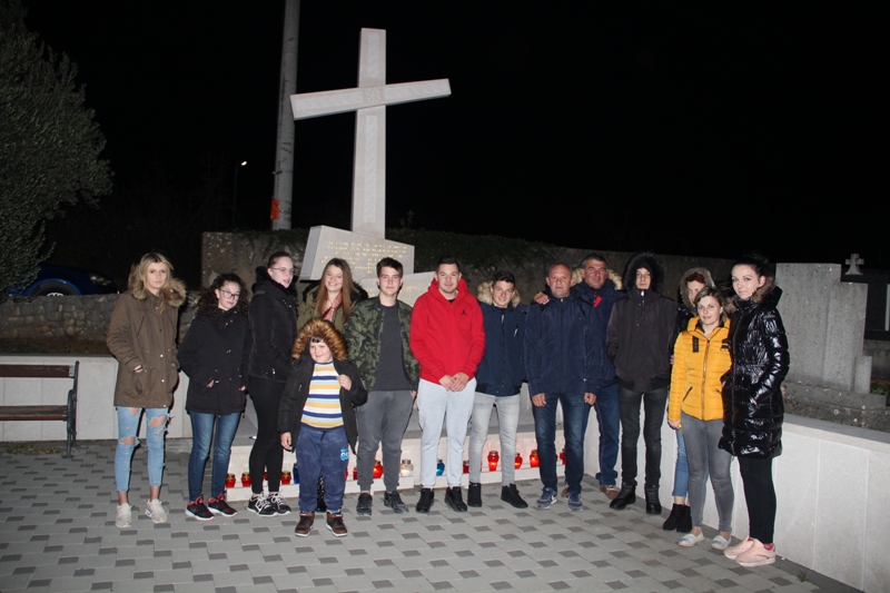 FOTO: Vionica paljenjem svijeća odala počast Vukovaru