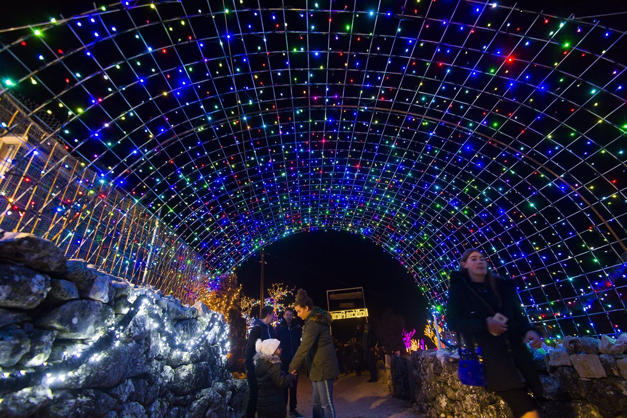 Božićna bajka na sat i pol vremena od Brotnja: Dalmatinsko selo kao Las Vegas