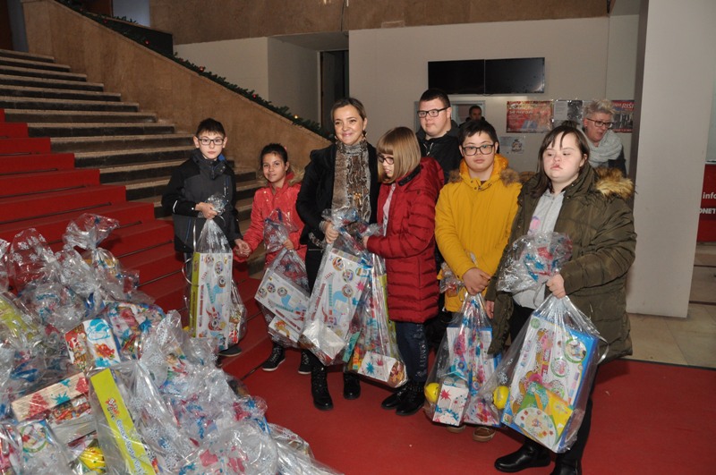 FOTO | Nastavljena HT Eronet „Božićna bajka“:  Djeca slušala „Čarobnu tajnu“, podijeljeni paketići