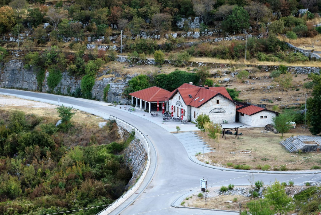 Policija traga za vandalima koji su srušili križeve