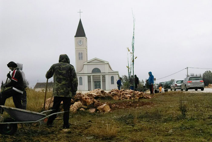 Nastavljeni radovi na uređenju dvorišta crkve u Gornjoj Blatnici