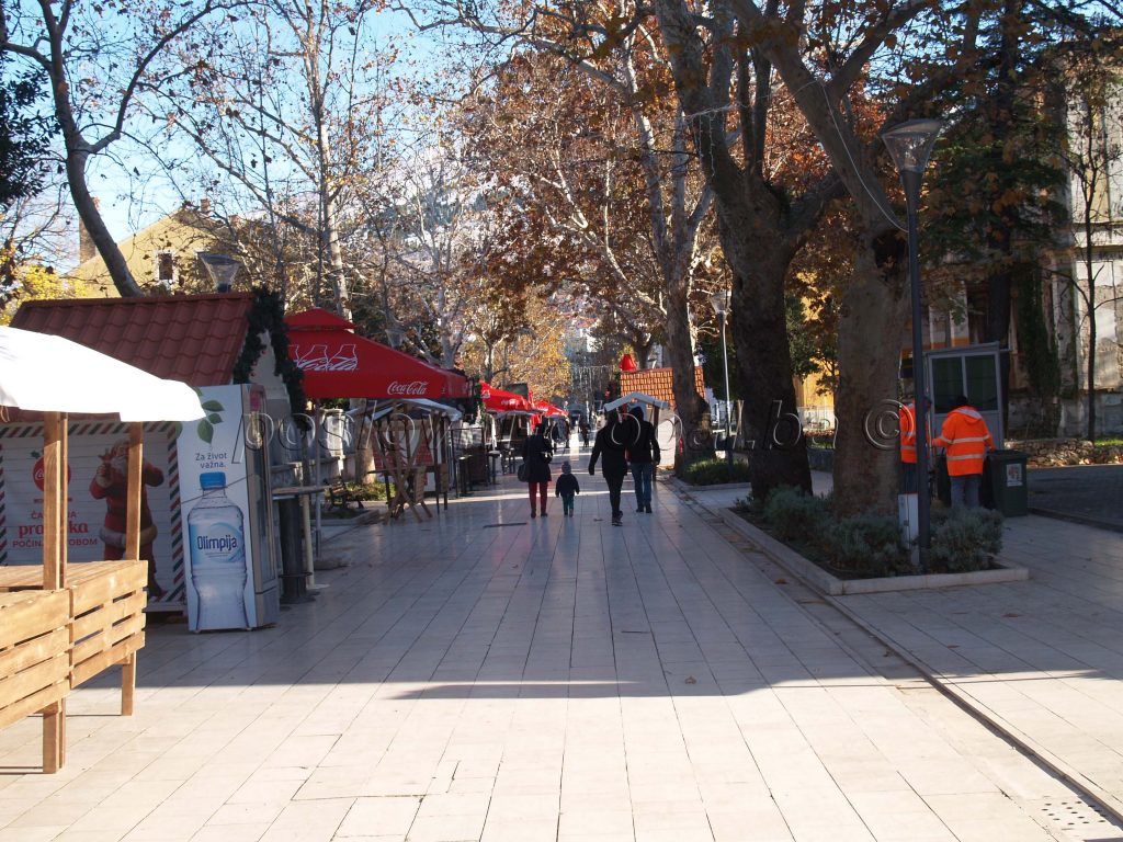 Nestao Advent došao Zimski grad: Umjesto Božićnog sajama Mostar ima bazar!