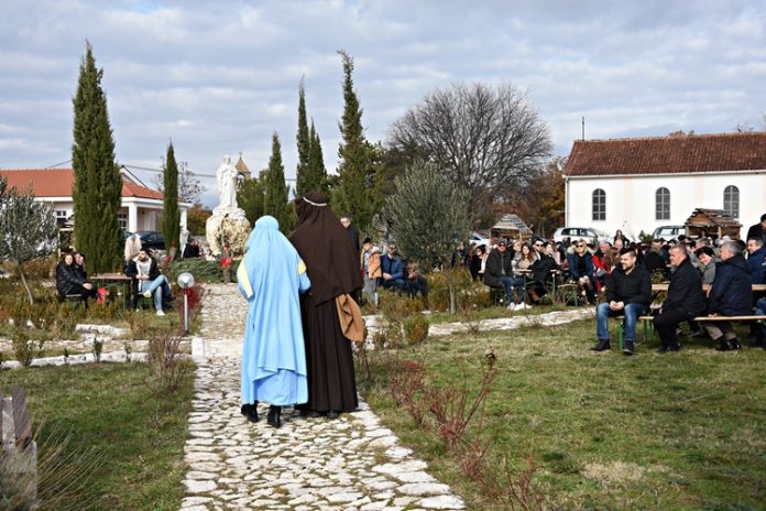 FOTO: U Gornjoj Blatnici uprizorene žive jaslice