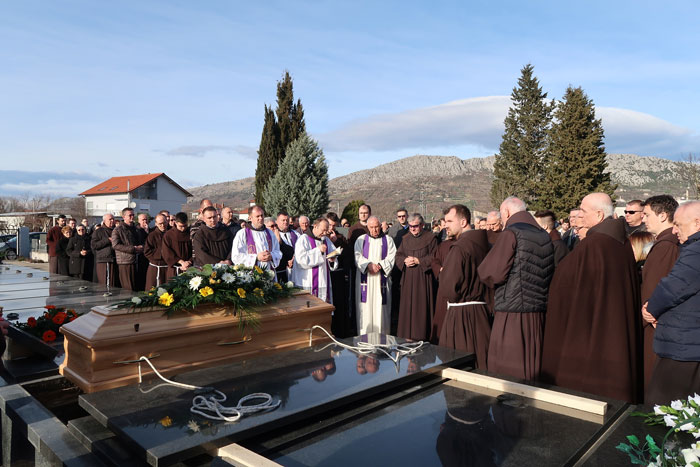 Na vječni počinak ispraćen fra Mate Dragićević